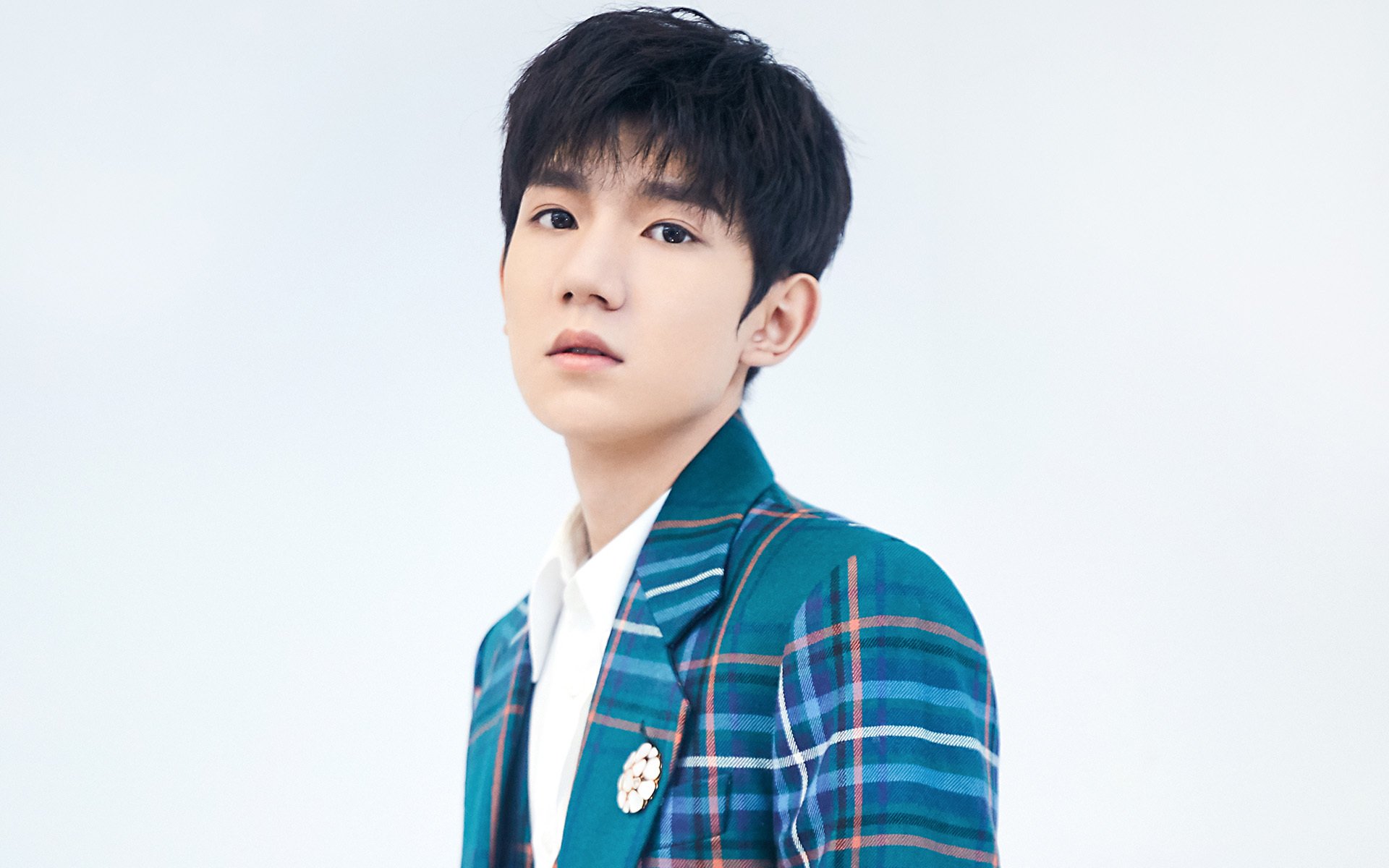 伊布全程高能输出,乌拉圭击败丹麦—传奇影子下的绿茵风暴