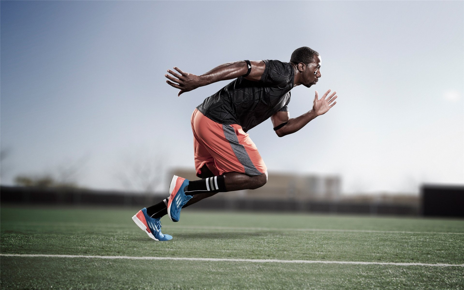 开云官网-千年赛道烽烟起！威尔士冰火对决马里黑马，F1争冠天平瞬间倾斜